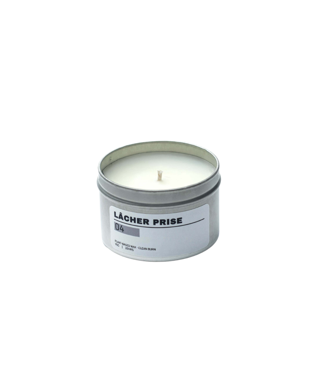 Candle in a metal tin labeled 'Lçacher Prise' on a white background